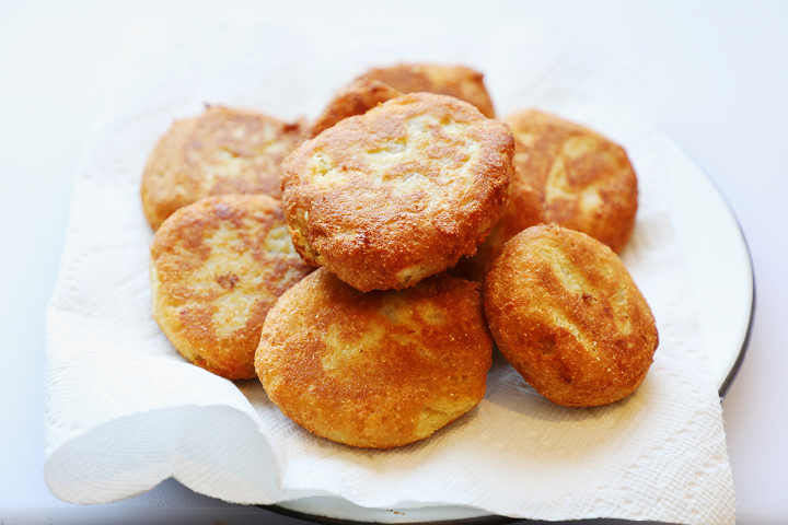 Potato croquettes daring on paper towel.